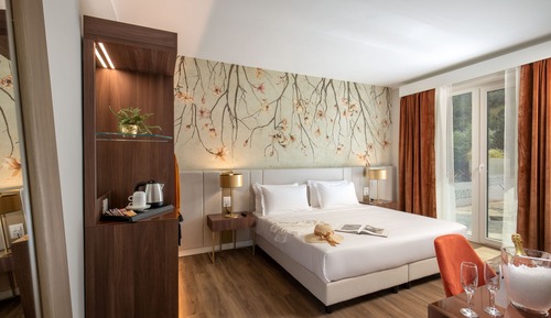 Habitación triple Confort, 1 cama de matrimonio grande con sofá cama