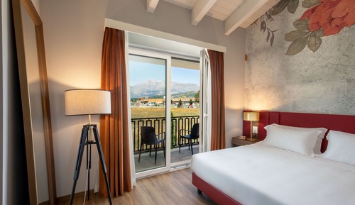 Habitación triple Confort, 1 cama de matrimonio grande con sofá cama, balcón
