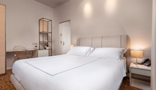 Habitación superior con 1 cama doble o 2 individuales, balcón
