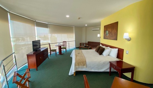 Habitación sénior, bañera de hidromasaje, vistas a la ciudad