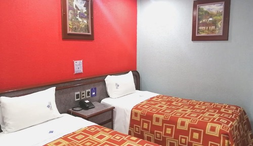 Habitación básica con 2 camas individuales