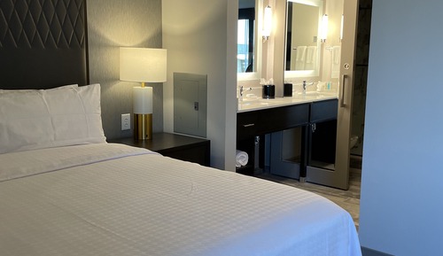 Estudio, 1 cama de matrimonio grande, balcón (Mobility & Hearing, Bathtub)