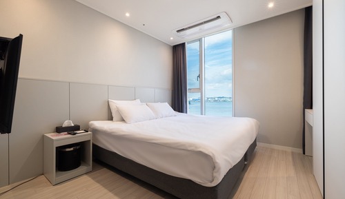 Standard King (Half Ocean View)