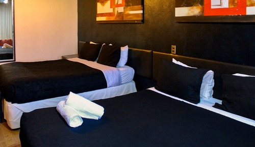 Habitación básica con 2 camas individuales
