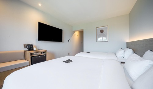 Room (Ocean Deluxe Twin (Ocean View Wide TV)