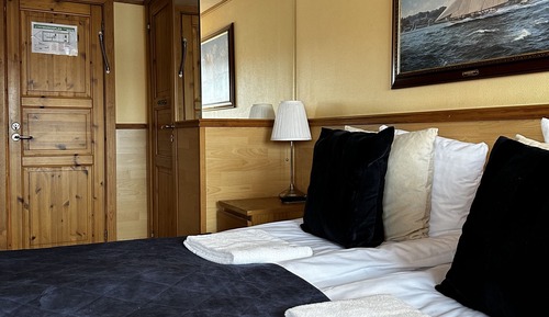 Habitación superior con 2 camas individuales, baño privado, vistas al mar (Admiral's Cabin)