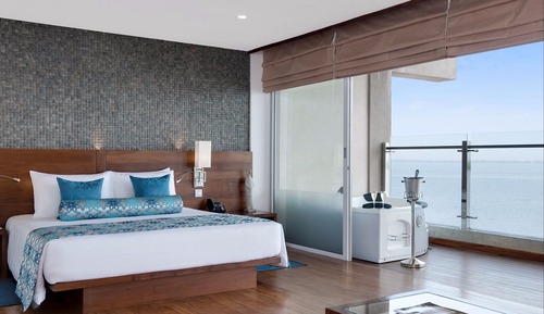 Sunrise Jacuzzi Suite - Free Airport Pickup / Drop