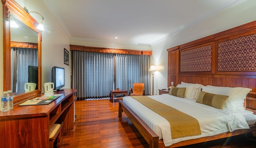 Habitación superior con 1 cama doble o 2 individuales, vistas a la ciudad