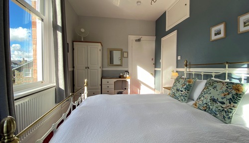 Habitación estándar doble, 1 cama de matrimonio grande, vistas a la colina