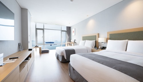 [Fun Fun Yacht] Superior Premium Family Twin - Breakfast + Day Tour Yacht Ticket for 4