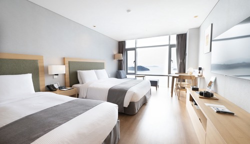 [Fun Fun Aquaplanet PKG] Premium Family Twin Room - Breakfast + Aqua planet Ticket for 3 Pax