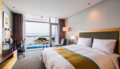 [Fun Fun Yacht PKG] Deluxe Double - Breakfast + Day Tour Yacht Ticket for 2