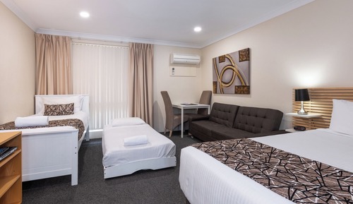 Habitación familiar, varias camas, frigorífico y microondas, planta baja