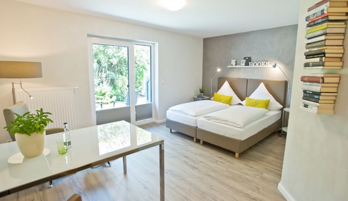Habitación Confort con 2 camas individuales, 1 cama doble, accesible para personas con discapacidad