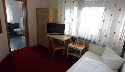 Habitación básica con 2 camas individuales