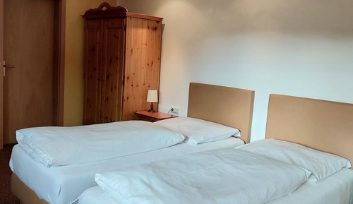 Habitación básica con 1 cama doble o 2 individuales