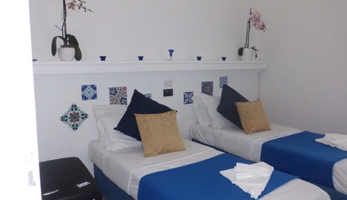 Habitación básica con 1 cama doble o 2 individuales