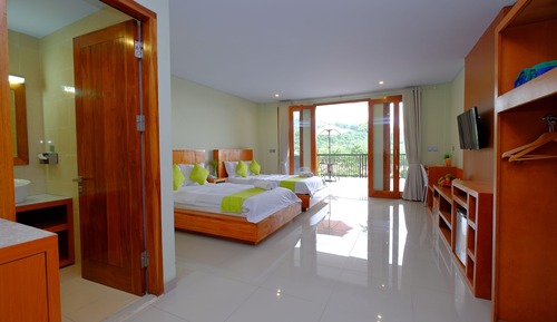 Habitación panorámica con 2 camas individuales, varias camas, balcón, vistas a la montaña