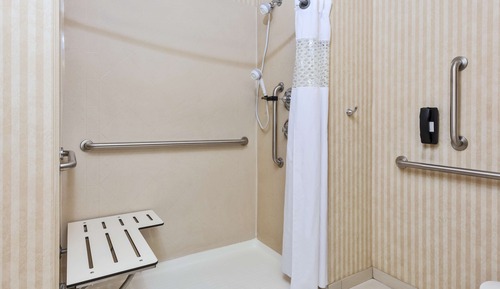 Habitación, 1 cama de matrimonio grande (Mobility & Hearing, Roll-in Shower)