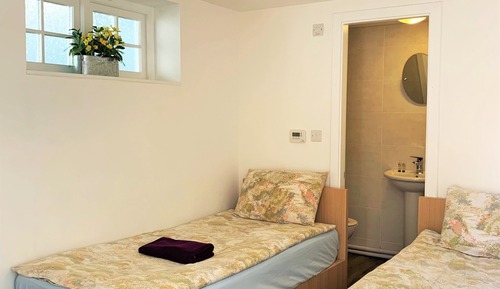 Habitación con 2 camas individuales, baño privado