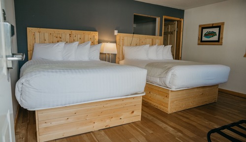 Habitación, 2 camas de matrimonio, cocina básica
