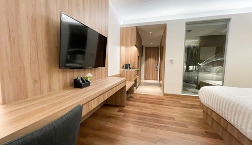 Pool Access Executive Suite