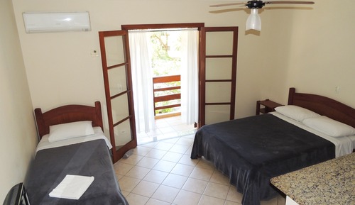 Habitación cuádruple estándar, 1 habitación, baño privado, vistas al jardín