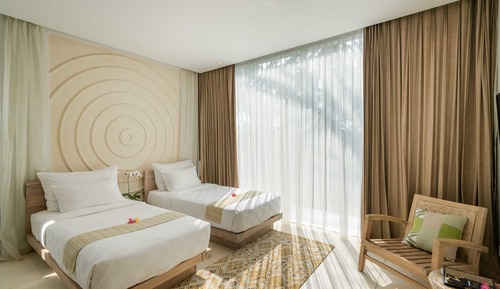 Habitación superior con 1 cama doble o 2 individuales, vistas al jardín (Mavwa)