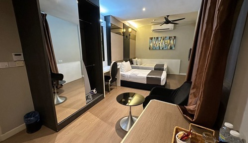 Habitación superior con 2 camas individuales, sin ventanas