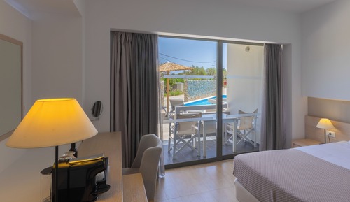 Habitación estándar con 1 cama doble o 2 individuales, acceso a la piscina