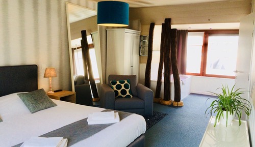 Suite (400, Bathroom)