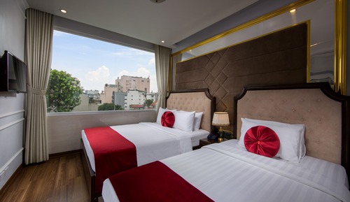 Suite familiar, vistas a la ciudad (1 Double and 2 Single Beds)