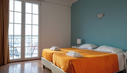 Habitación superior con 2 camas individuales, vistas al mar