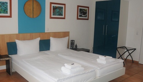 Habitación con 1 cama doble o 2 individuales, baño privado (Großes 2-Bettzimmer)