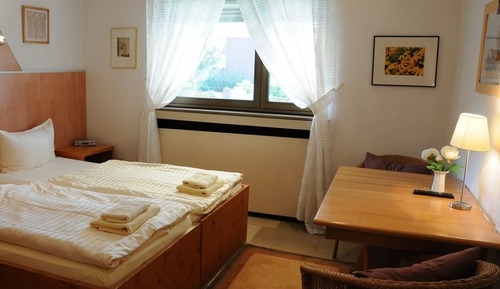 Habitación con 1 cama doble o 2 individuales, baño privado (Einfaches 2-Bettzimmer)