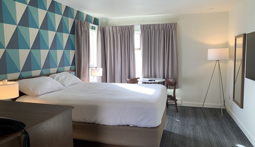 Ocean Front Guestroom -Queen Corner Room
