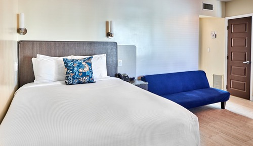 Queen Studio: 1 Queen Bed 