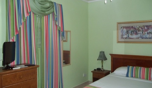 Estudio, en la zona del patio (Twin Beds.)