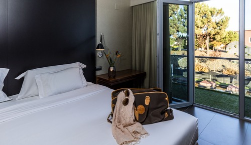Habitación con 1 cama doble o 2 individuales, vistas al jardín