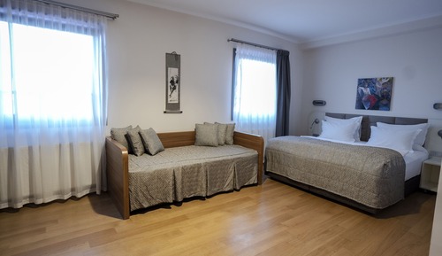 Habitación junior con 1 cama doble o 2 individuales, vistas a la ciudad
