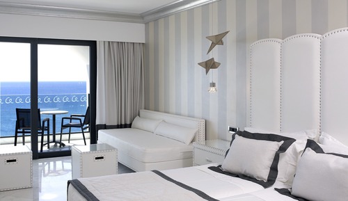 Habitación superior con 2 camas individuales, vistas al mar
