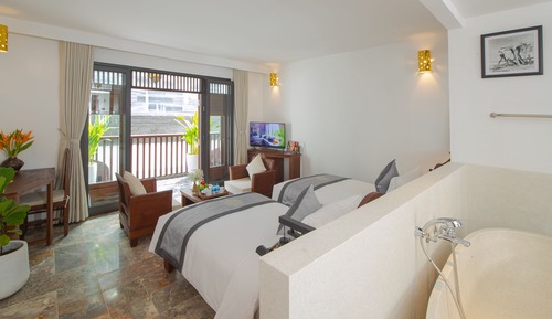 Habitación superior, balcón, vistas al jardín