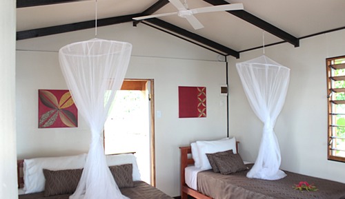 Habitación con 2 camas individuales, frente a la playa