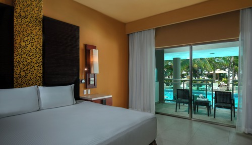 OCEANFRONT POOL SWIM UP SUITE