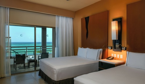 OCEANFRONT SWIM UP SUITE