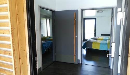 Apartamento familiar, varias camas, vistas parciales al mar
