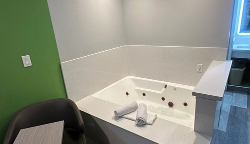 Habitación romántica, 1 cama de matrimonio grande, bañera de hidromasaje