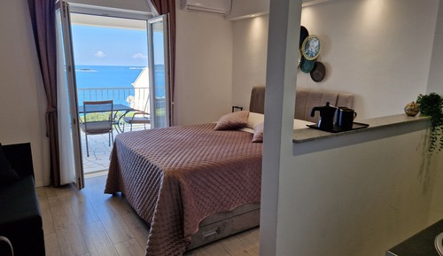 Estudio, balcón, vistas al mar