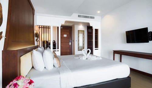 Deluxe with Bathtub