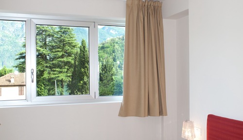 Apartamento, balcón, vistas parciales al lago